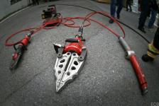 Разрезали автомобиль и вскрыли дверь "хулиганом": тюменские журналисты поучаствовали в квесте "Я - пожарный"