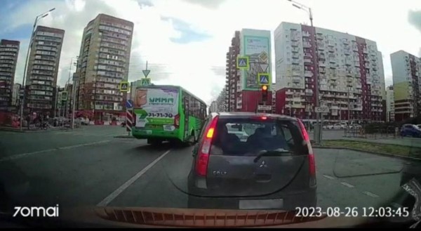 За проезд перекрестка на красный свет в Тюмени наказали водителя автобуса