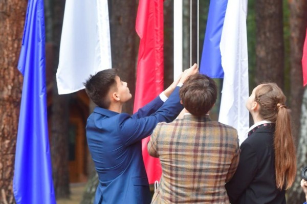 В День российского флага общество "Знание" организует акции и квизы