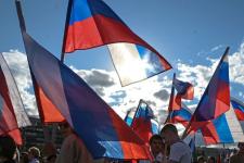 В Тюмени развернули огромный триколор на площади 400-летия города В Тюмени развернули огромный триколор на площади 400-летия города