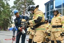 Разрезали автомобиль и вскрыли дверь "хулиганом": тюменские журналисты поучаствовали в квесте "Я - пожарный"