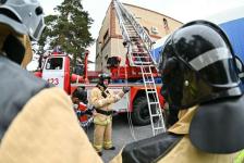 Разрезали автомобиль и вскрыли дверь "хулиганом": тюменские журналисты поучаствовали в квесте "Я - пожарный"