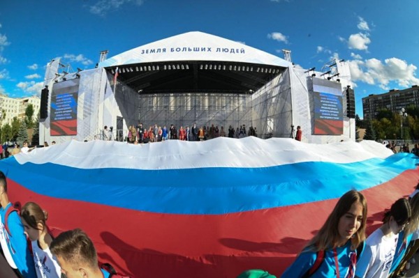 В Тюмени развернули огромный триколор на площади 400-летия города В Тюмени развернули огромный триколор на площади 400-летия города