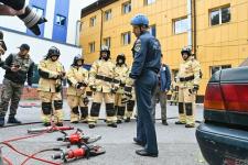 Разрезали автомобиль и вскрыли дверь "хулиганом": тюменские журналисты поучаствовали в квесте "Я - пожарный"