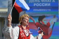 В Тюмени развернули огромный триколор на площади 400-летия города В Тюмени развернули огромный триколор на площади 400-летия города