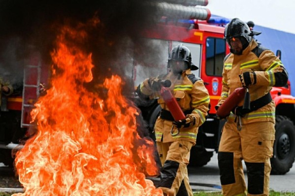 Разрезали автомобиль и вскрыли дверь "хулиганом": тюменские журналисты поучаствовали в квесте "Я - пожарный"