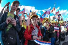 В Тюмени развернули огромный триколор на площади 400-летия города В Тюмени развернули огромный триколор на площади 400-летия города