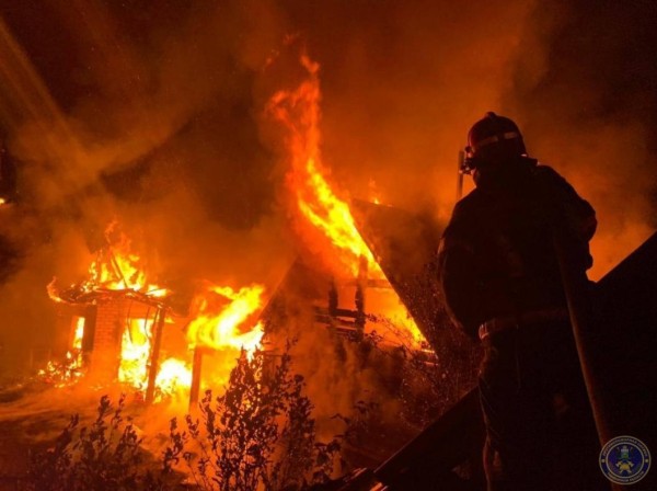 В Тобольске при пожаре в частном доме погибли два человека