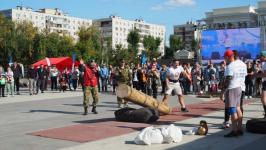 Атлеты демонстрируют удаль на турнире "Сибирский воин" на площади 400-летия Тюмени