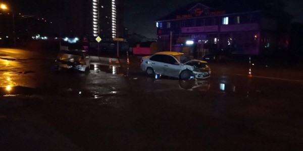 В Тюмени в аварии на ул. Чаркова травмированы двое детей В Тюмени в аварии на ул. Чаркова травмированы двое детей