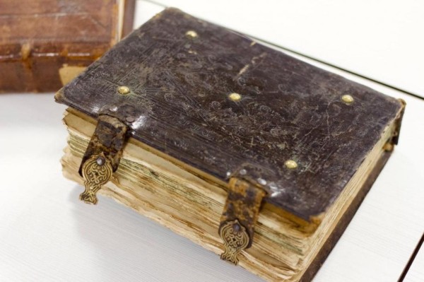 17 оцифрованных уникальных изданий тюменцы передали в Национальную электронную библиотеку