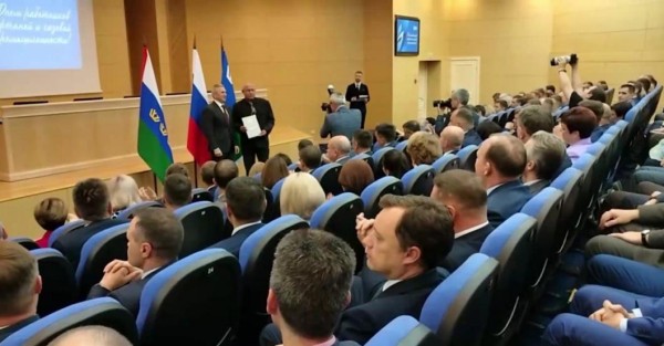 Губернатор Тюменской области вручил награды работникам ООО "Газпром трансгаз Сургут"