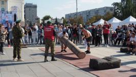 Атлеты демонстрируют удаль на турнире "Сибирский воин" на площади 400-летия Тюмени