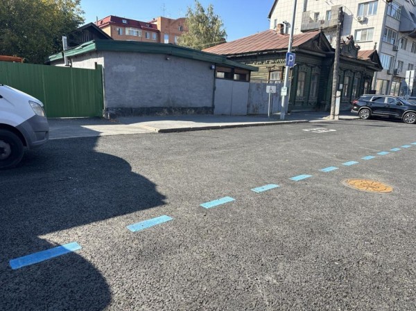 На двух тюменских улицах нанесли разметку синего цвета На двух тюменских улицах нанесли разметку синего цвета