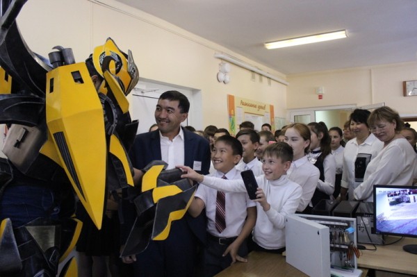 Ембаевские первоклассники будут заниматься в новом компьютерном классе