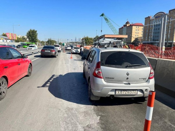В Тюмени из-за массового ДТП ограничили движение на мосту Монтажников