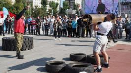 Атлеты демонстрируют удаль на турнире "Сибирский воин" на площади 400-летия Тюмени