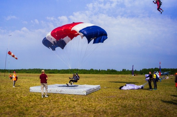 Около 50 парашютистов посоревнуются&nbsp;на точность приземления в Ялуторовском районе