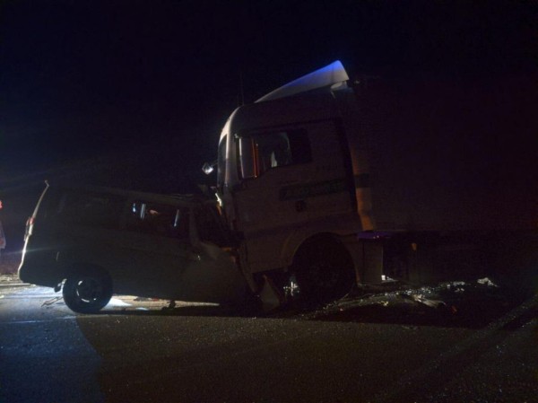 Грузовик и микроавтобус столкнулись на трассе Тюмень &mdash; Омск