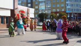 Новый сезон во Дворце культуры "Нефтяник" открыли с шествием и большим концертом Новый сезон во Дворце культуры "Нефтяник" открыли с шествием и большим концертом