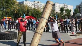 Атлеты демонстрируют удаль на турнире "Сибирский воин" на площади 400-летия Тюмени