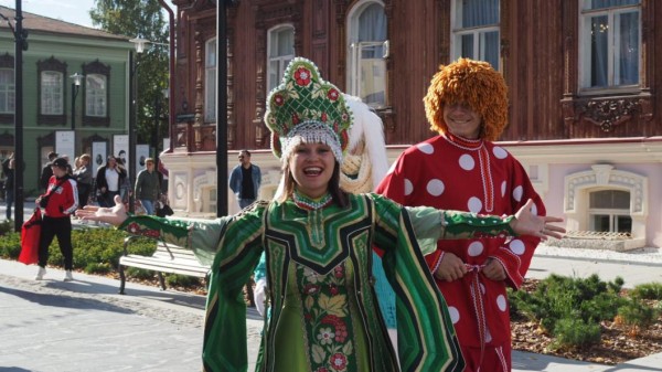 Новый сезон во Дворце культуры "Нефтяник" открыли с шествием и большим концертом Новый сезон во Дворце культуры "Нефтяник" открыли с шествием и большим концертом