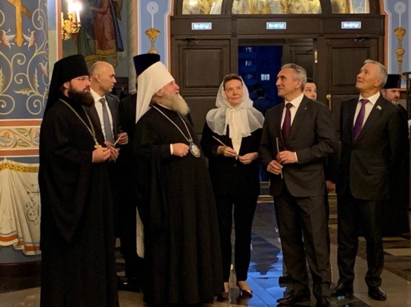Губернатор Александр Моор посетил уникальный Свято-Троицкий кафедральный собор в Сургуте