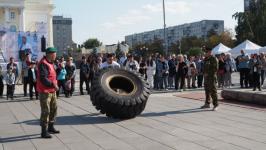 Атлеты демонстрируют удаль на турнире "Сибирский воин" на площади 400-летия Тюмени