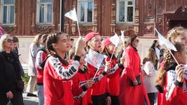 Новый сезон во Дворце культуры "Нефтяник" открыли с шествием и большим концертом Новый сезон во Дворце культуры "Нефтяник" открыли с шествием и большим концертом