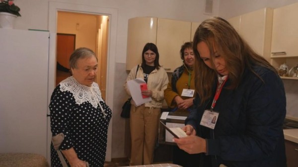 В Тюменской области маломобильные избиратели голосуют на дому