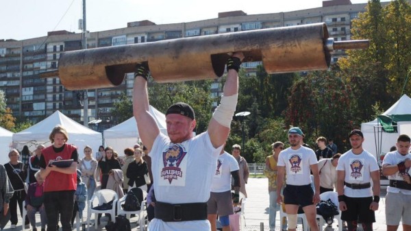 Атлеты демонстрируют удаль на турнире "Сибирский воин" на площади 400-летия Тюмени