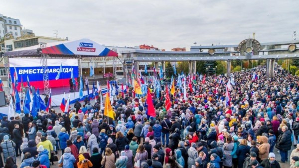 Александр Моор: тюменцы помогали и будут помогать новым российским регионам