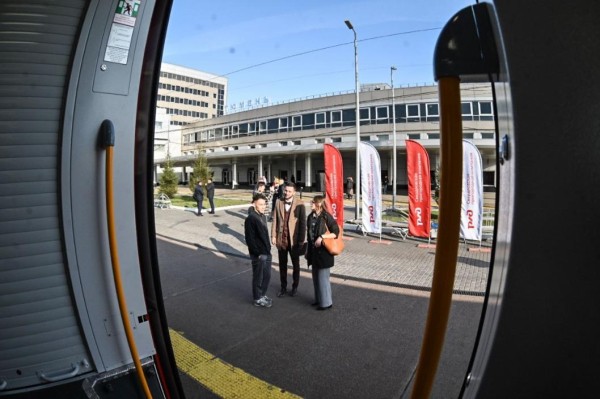 Первых пассажиров новой электрички Ишим - Тюмень встретили с подарками и музыкой