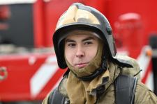 28 огнеборцев в полной экипировке покоряли высотку в Тюмени на время