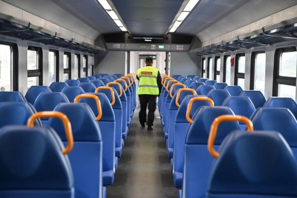 Первых пассажиров новой электрички Ишим - Тюмень встретили с подарками и музыкой