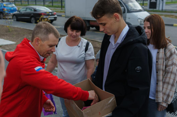 В Тюмени многодетная семья погорельцев Полетаевых отметила новоселье