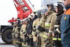 28 огнеборцев в полной экипировке покоряли высотку в Тюмени на время 28 огнеборцев в полной экипировке покоряли высотку в Тюмени на время