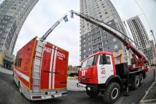 28 огнеборцев в полной экипировке покоряли высотку в Тюмени на время