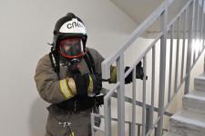 28 огнеборцев в полной экипировке покоряли высотку в Тюмени на время