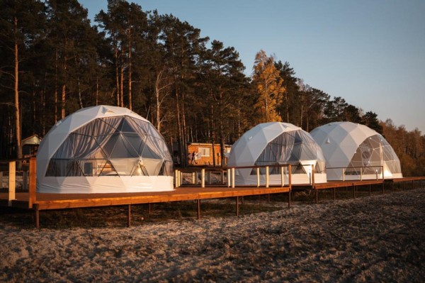 Первый в Тюменской области купольный отель открыли на берегу озера Сингуль 