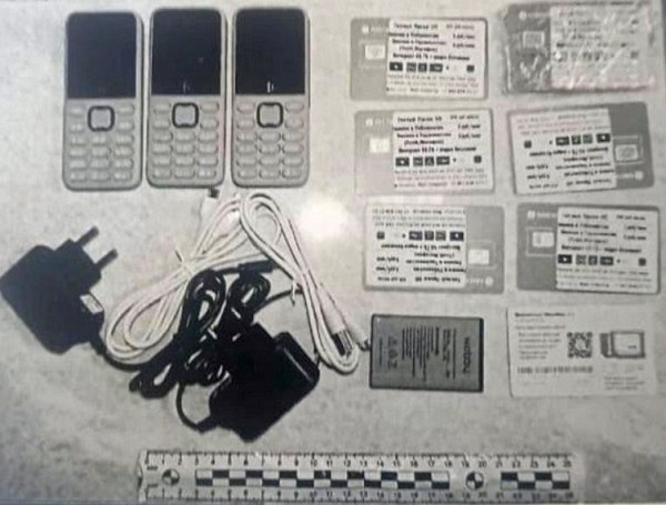 Тюменец пытался перекинуть в следственный изолятор 11 мобильников