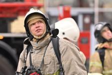 28 огнеборцев в полной экипировке покоряли высотку в Тюмени на время