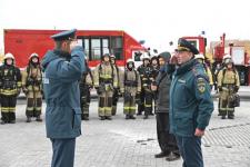 28 огнеборцев в полной экипировке покоряли высотку в Тюмени на время