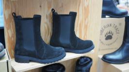 Обувь из кожи и меха восхитила посетителей выставки "Тюменская марка" Обувь из кожи и меха восхитила посетителей выставки "Тюменская марка"