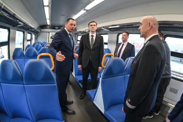 Первых пассажиров новой электрички Ишим - Тюмень встретили с подарками и музыкой