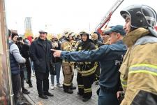 28 огнеборцев в полной экипировке покоряли высотку в Тюмени на время