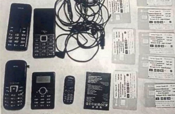 Тюменец пытался перекинуть в следственный изолятор 11 мобильников