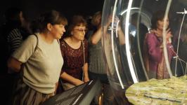 Ямал в стеклянных шарах представили на выставке в Тюмени Ямал в стеклянных шарах представили на выставке в Тюмени