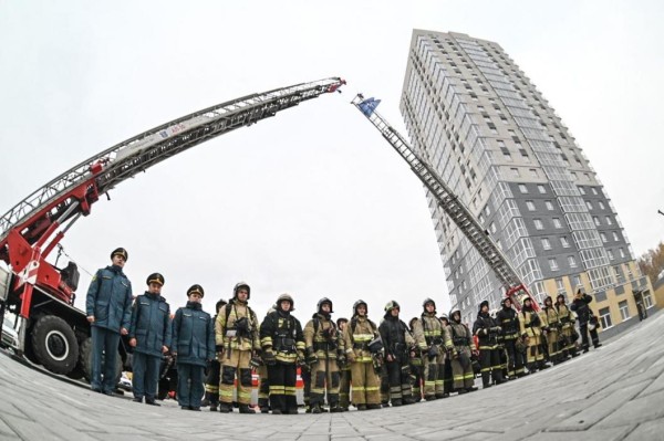 28 огнеборцев в полной экипировке покоряли высотку в Тюмени на время 28 огнеборцев в полной экипировке покоряли высотку в Тюмени на время