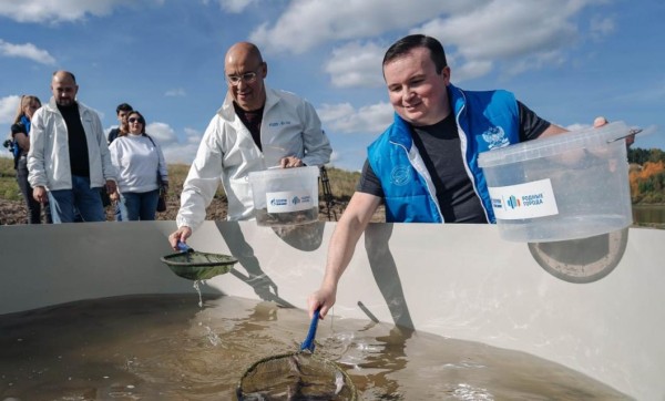 Нефтяники пополнили ценной рыбой водоемы России